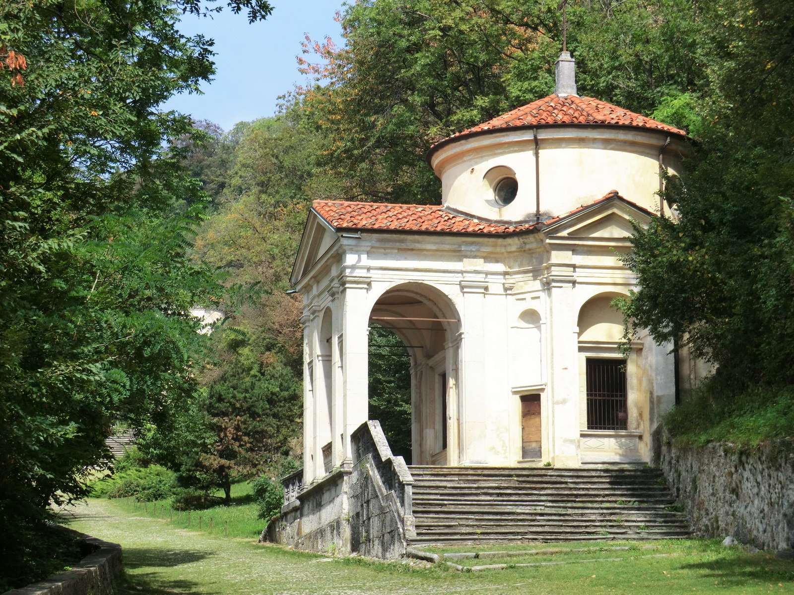 Ишлэлийн ариун уулан - Varese | Secret World Trip Planner