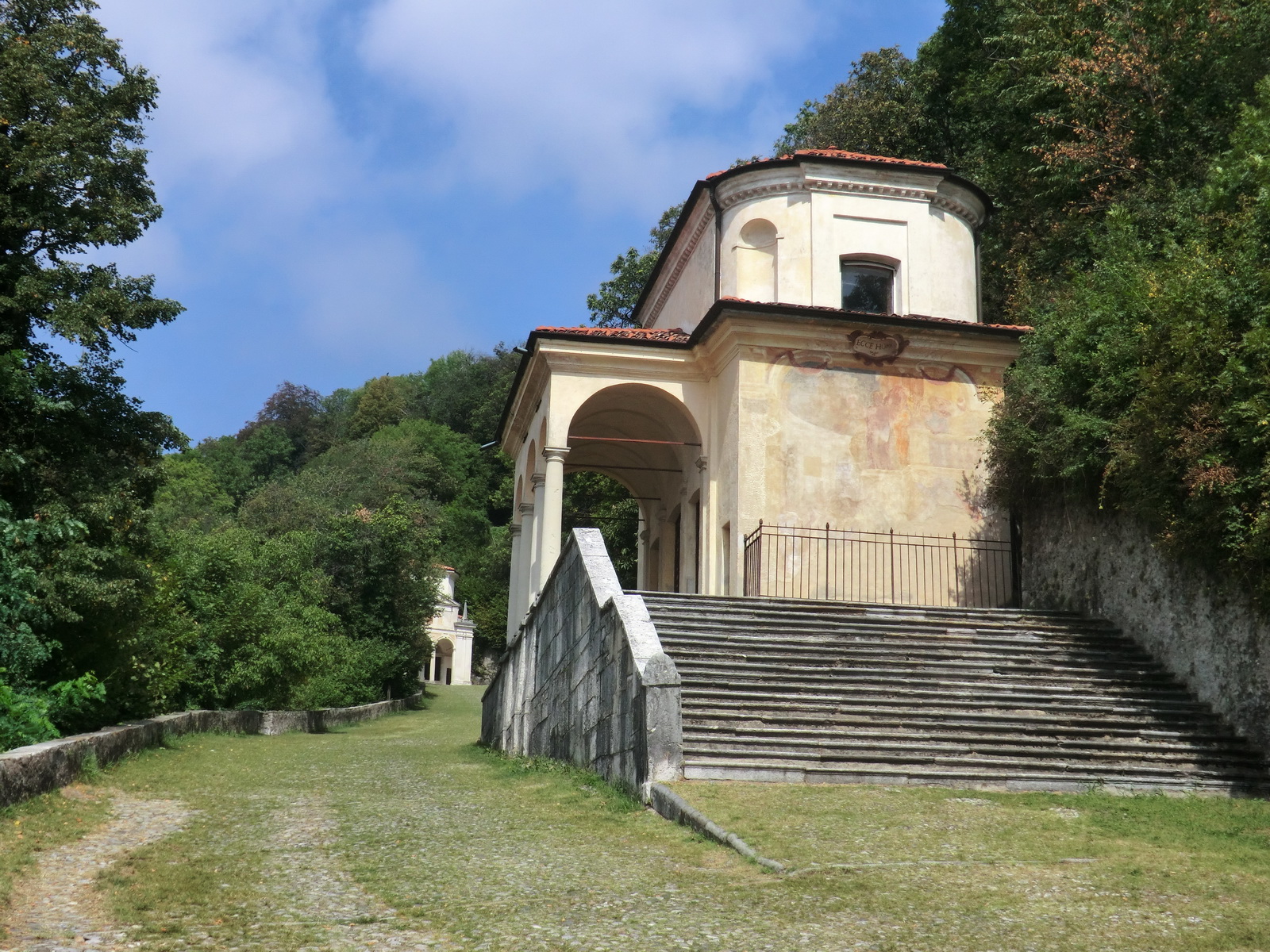 Ишлэлийн ариун уулан - Varese | Secret World Trip Planner