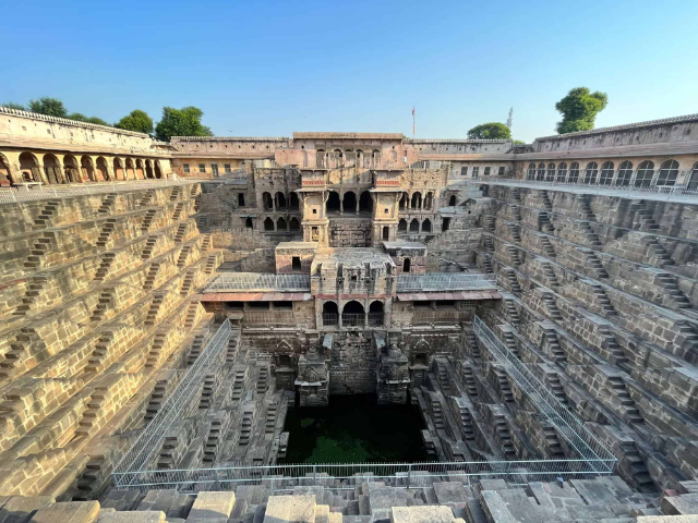 Scendere nel mistero: L'enigmatico Chand Baori - Bandikui | Secret World Trip Planner
