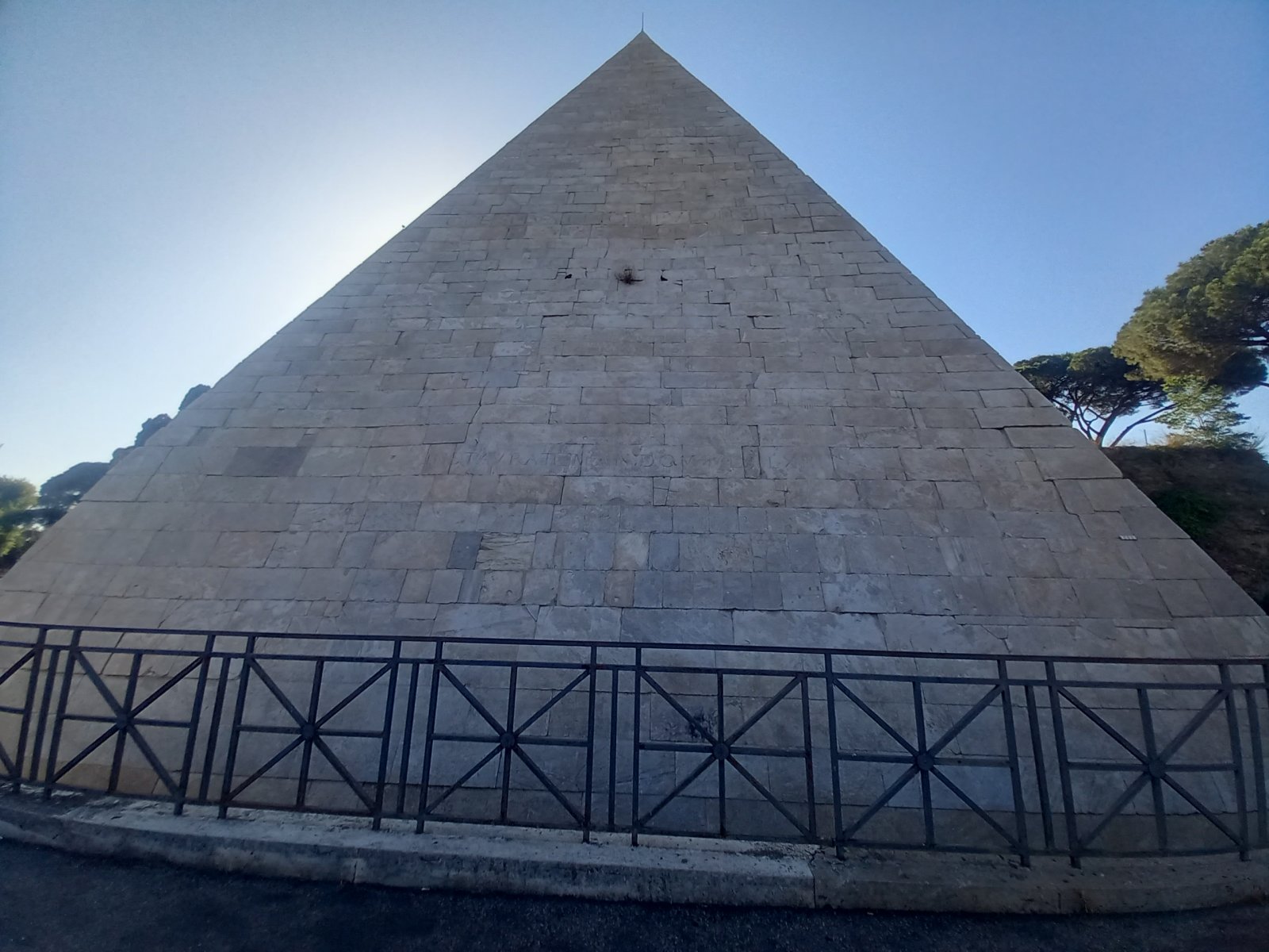 Roma: Piramida lui Cestius - Roma | Secret World Trip Planner
