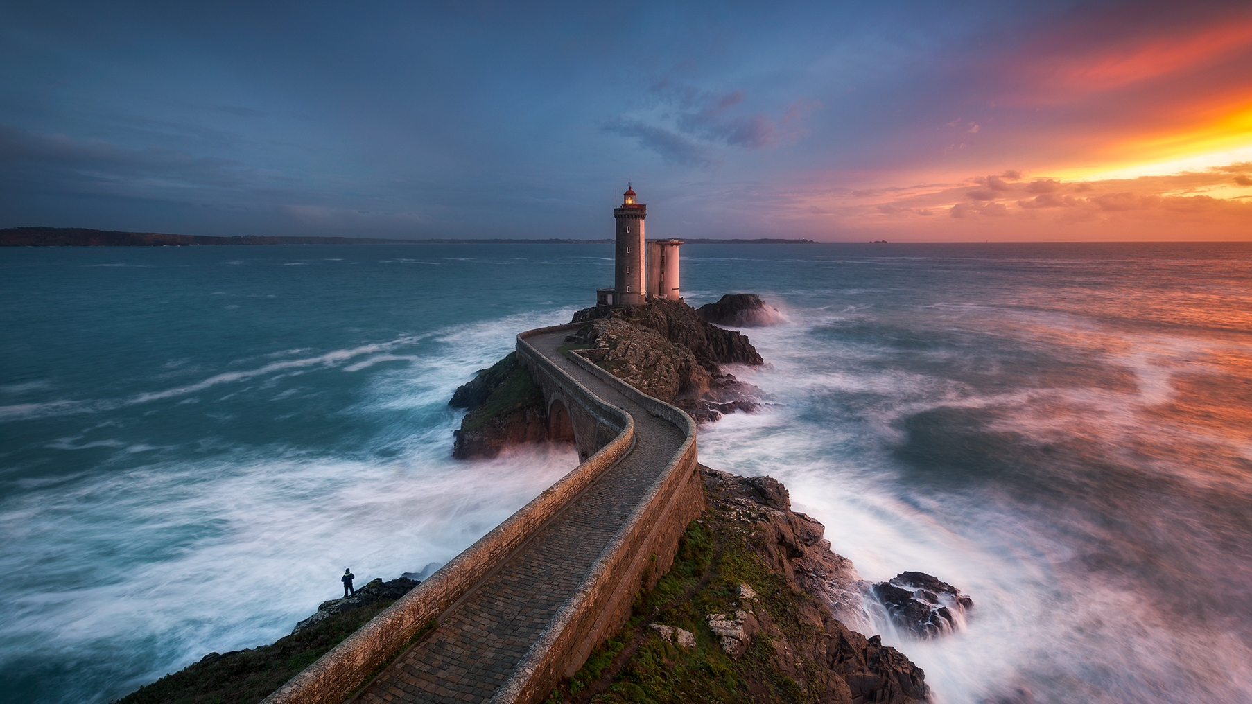 Sunset over Petit Minou lighthouse... — Plouzané