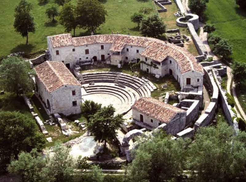 Sepino teater - Altilia I | Secret World Trip Planner