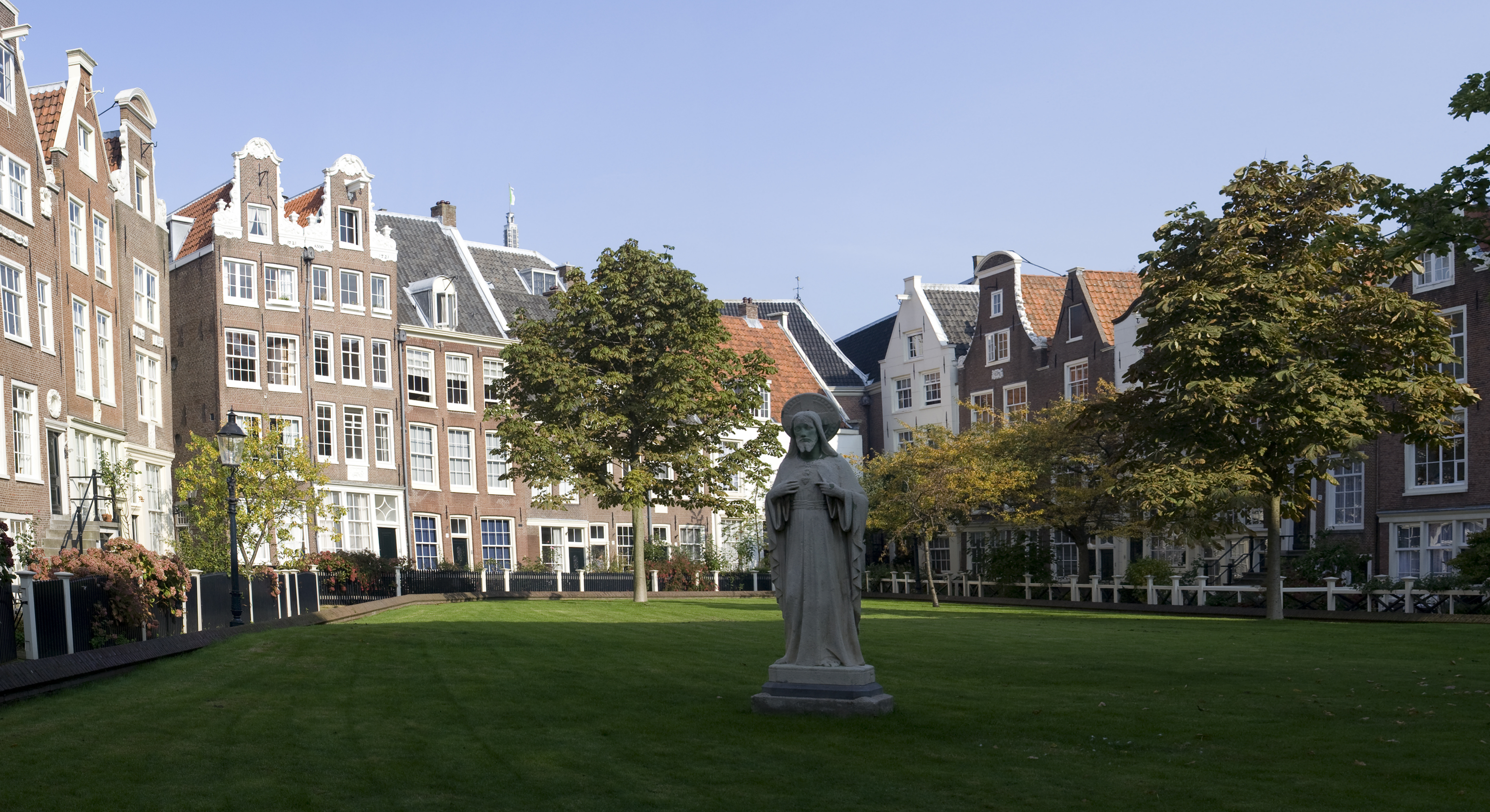 Amsterdam| Le Begijnhof est l'une des plus anciennes cours intérieures — Amsterdam