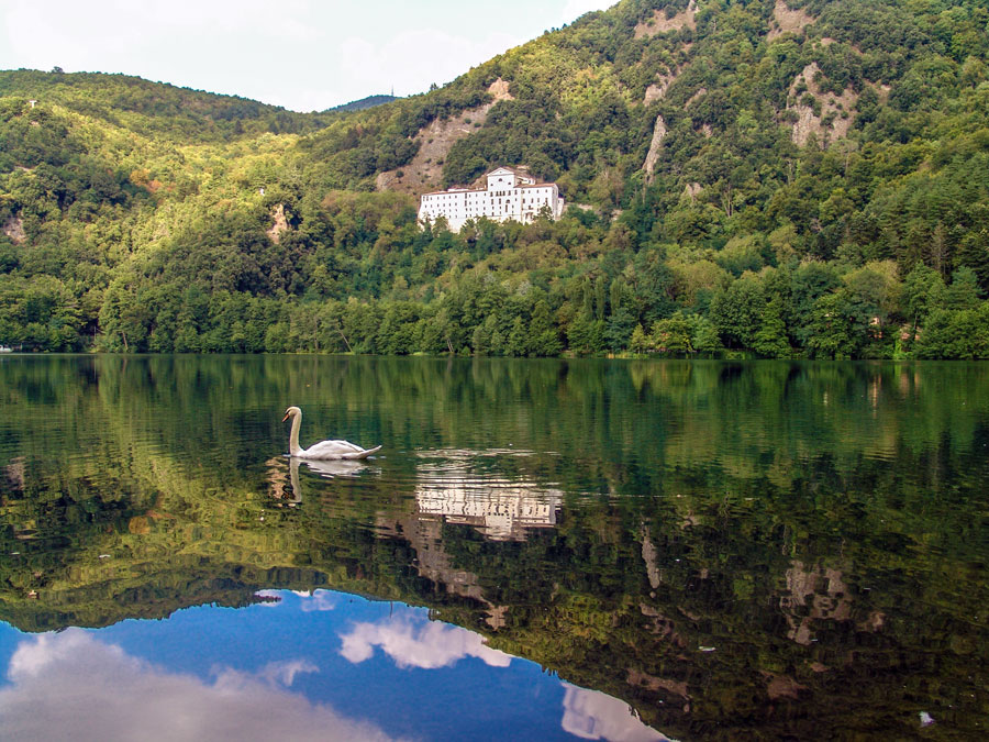 Monticchio ko'llari - Laghi di Monticchio | Secret World Trip Planner