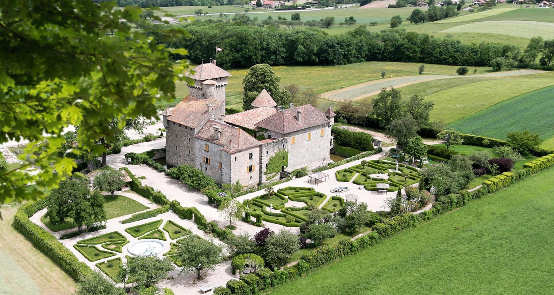 Avully Castle dalam Busana Savoie | Perancis - Brenthonne | Secret World Trip Planner