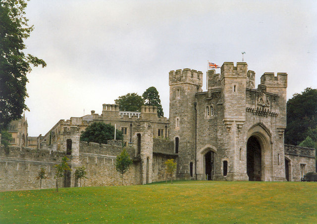 Arundel Castle, the seat of the Duke of Norfolk - Arundel BN18 9AB | Secret World Trip Planner