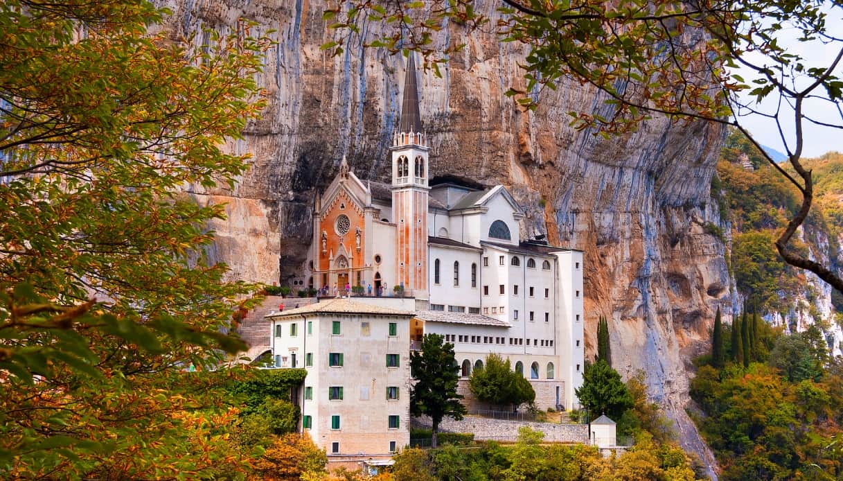 A Madonna della Corona szentélye - Santuario della Madonna della Corona | Secret World Trip Planner