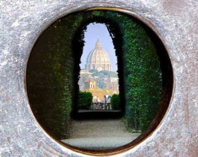 წმინდა პეტრე გასაღების ხვრელიდან - Roma | Secret World Trip Planner