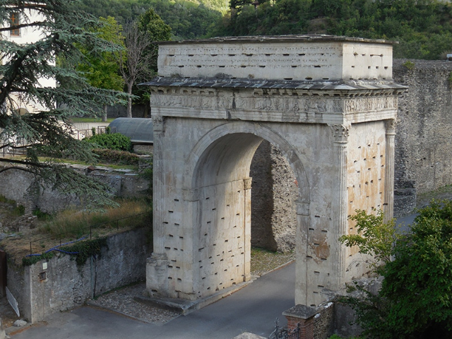 Arco de Augusto - Susa | Secret World Trip Planner