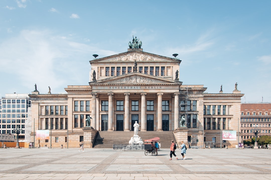 Le Gendarmenmarkt est peut-être la place la plus majestueuse de Berlin. - Berlin | Secret World Trip Planner