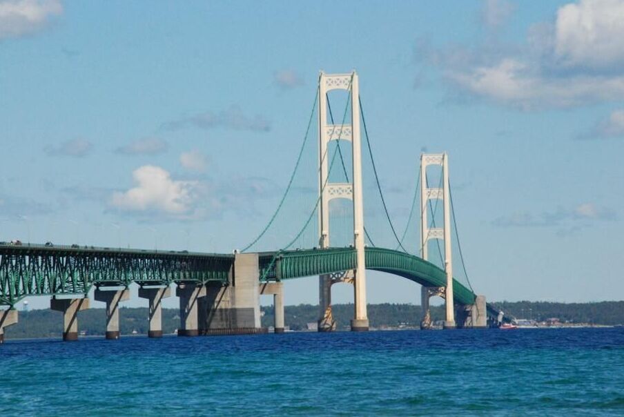 Pont Mackinac : pont suspendu Guinness — Mackinaw City