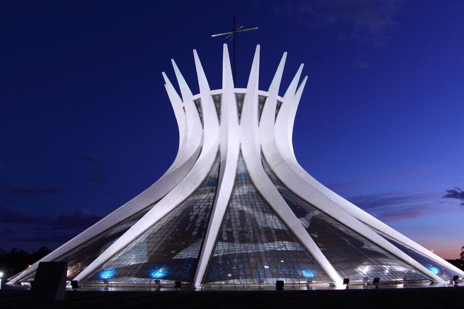 Brasilia | Les ours de l'église de Niemeyer — Eixo Monumental - Esplanada dos Ministérios - Brasília