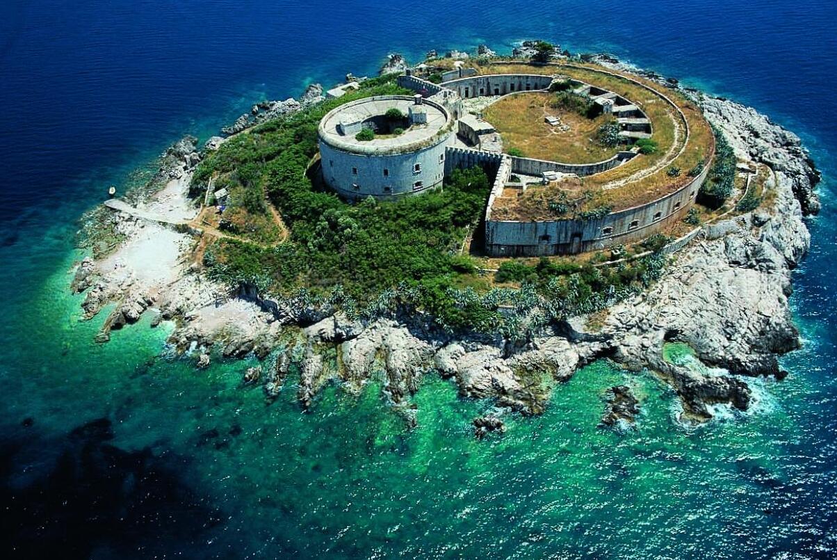 Mamula est un îlot circulaire dans la mer Adriatique — Rondoni