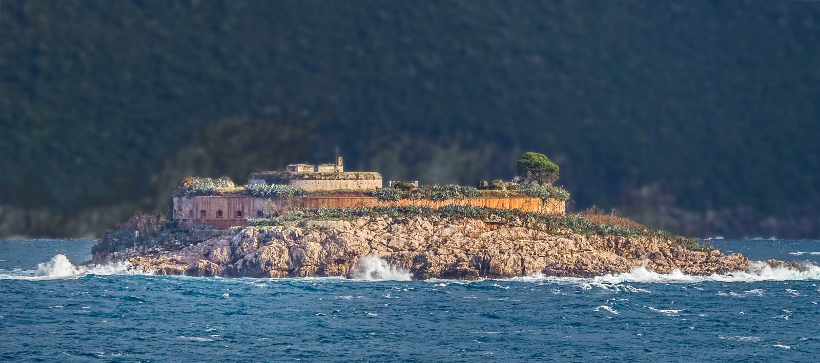 Mamula est un îlot circulaire dans la mer Adriatique - Rondoni | Secret World Trip Planner