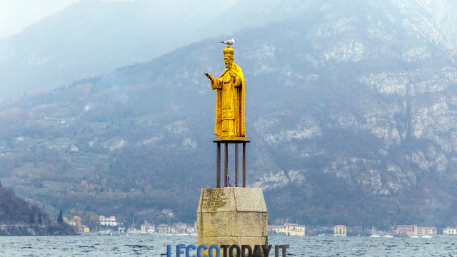 Statue de Saint-Nicolas - Piazza Antonio Stoppani | Secret World Trip Planner