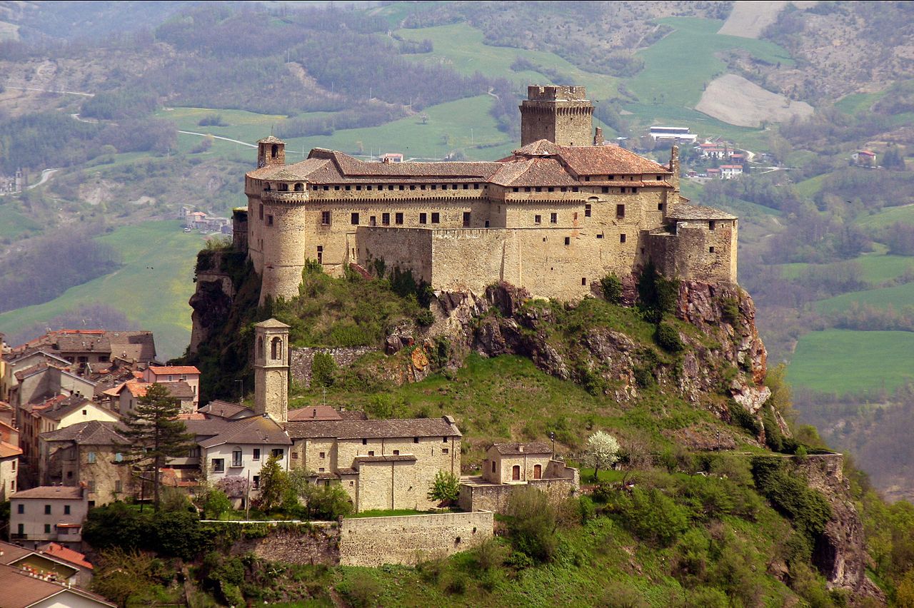 Castello di Bardi - لہر Ceno - Bardi | Secret World Trip Planner