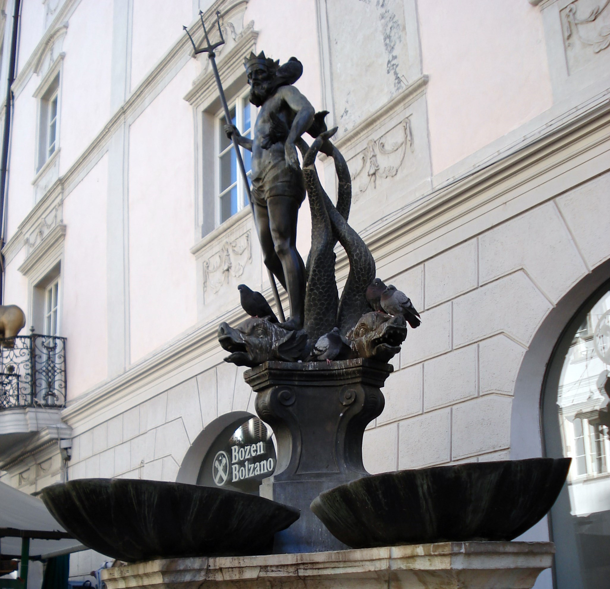 Fontaine de Neptune - Bolzano | Secret World Trip Planner