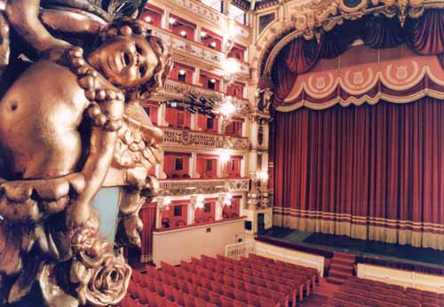 โรงละครเบลลินี - Napoli | Secret World Trip Planner