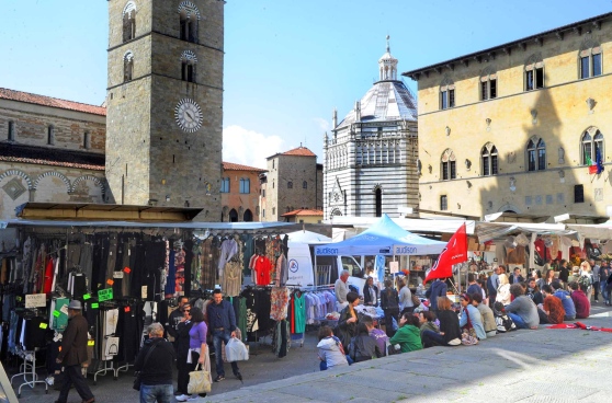 మార్కెట్ స్క్వేర్ - Piazza del Mercato Centrale | Secret World Trip Planner