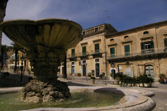 La fontaine de la Piazza Duomo - Ragusa | Secret World Trip Planner