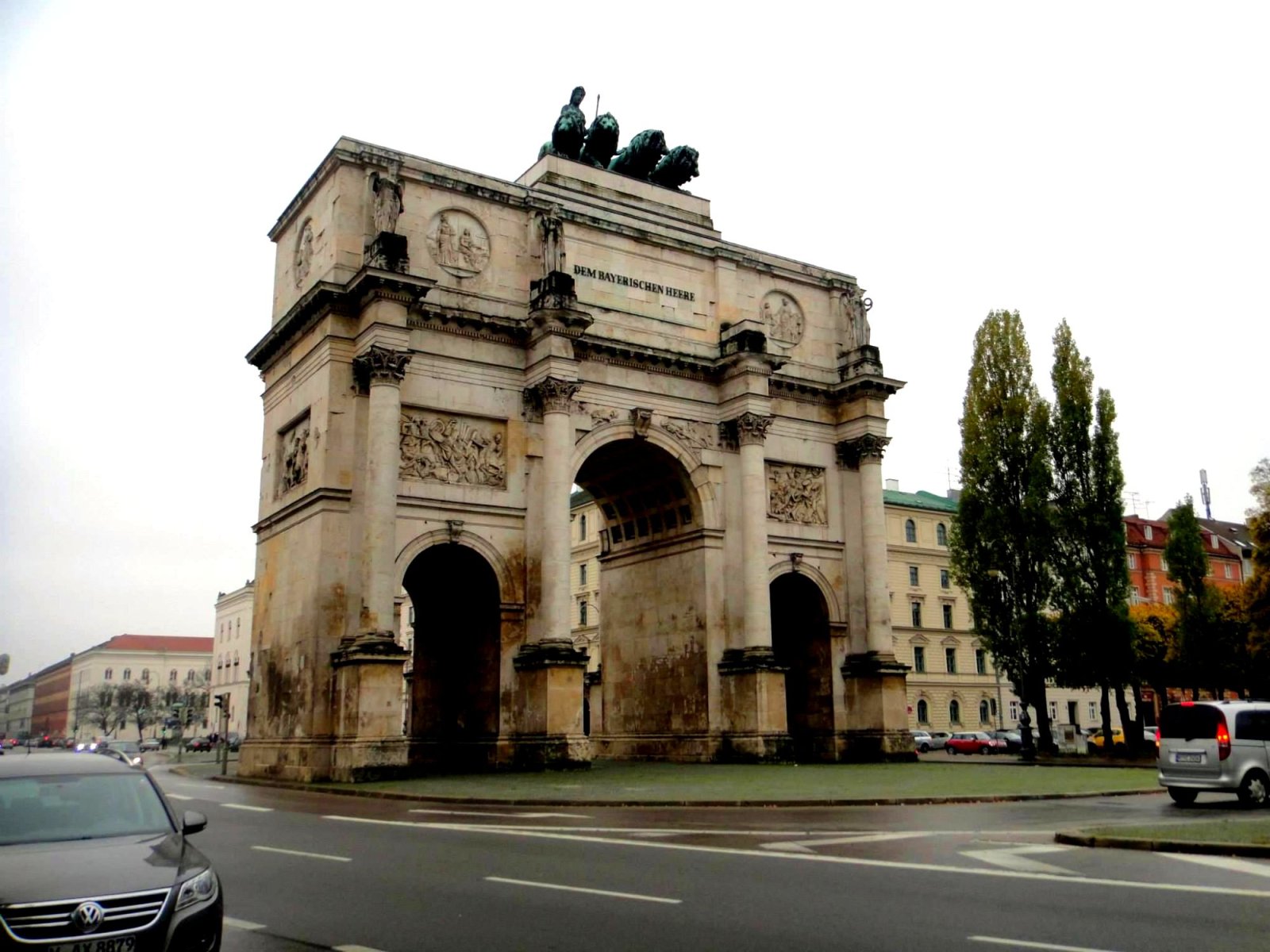 Victory gate or Siegestor in Munich - München | Secret World Trip Planner