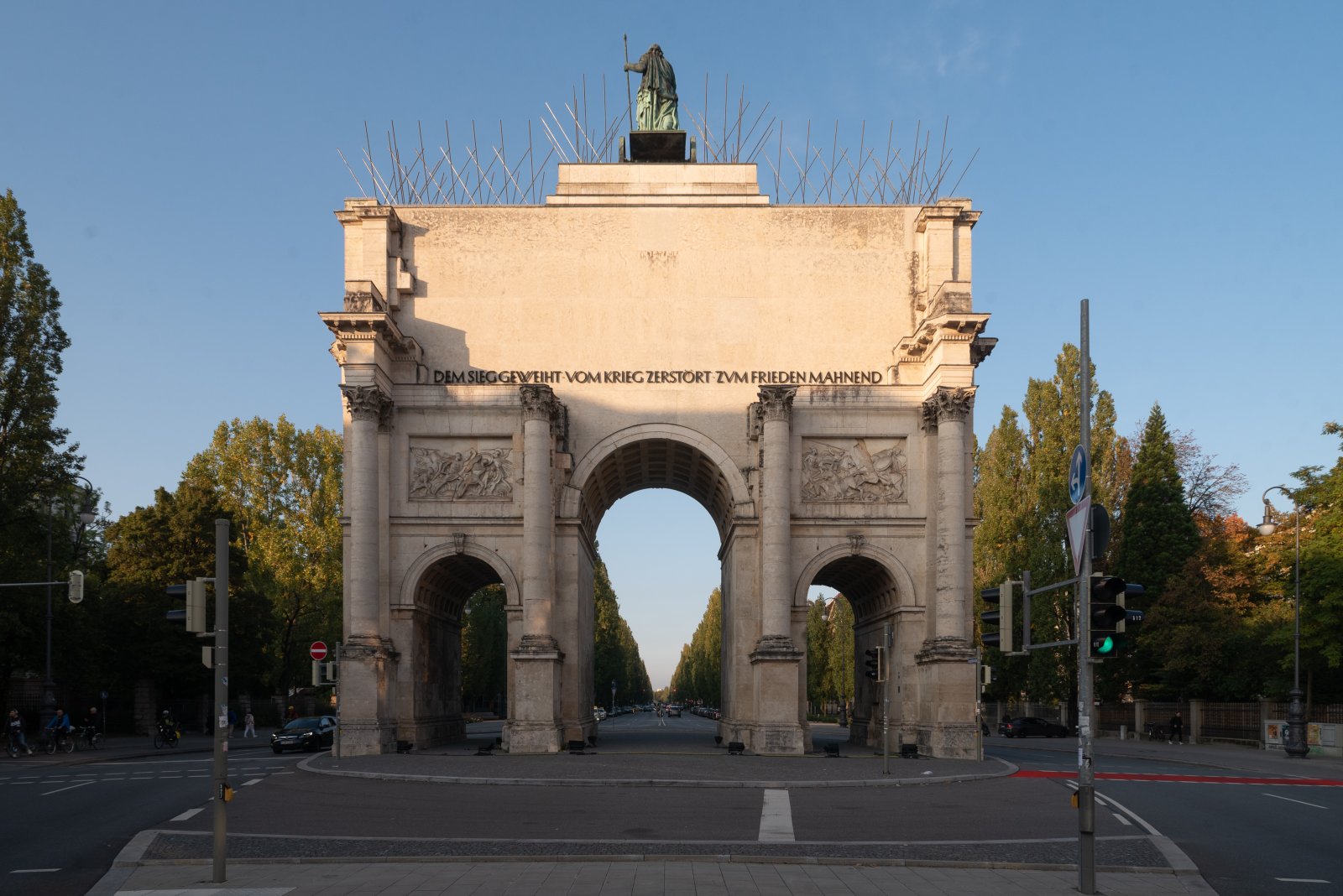 Victory gate or Siegestor in Munich - München | Secret World Trip Planner