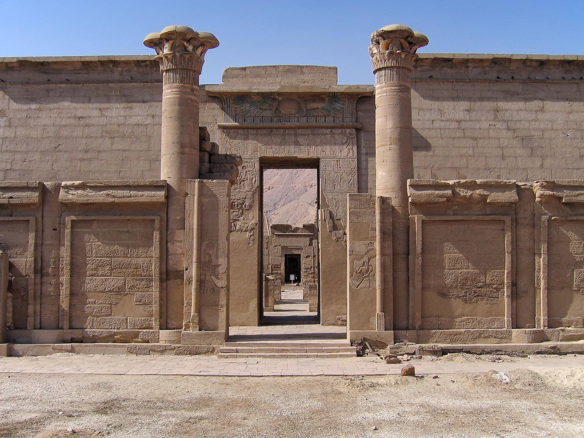 Medinet habu est connu comme le temple mortuaire de Ramsès III — Luxor