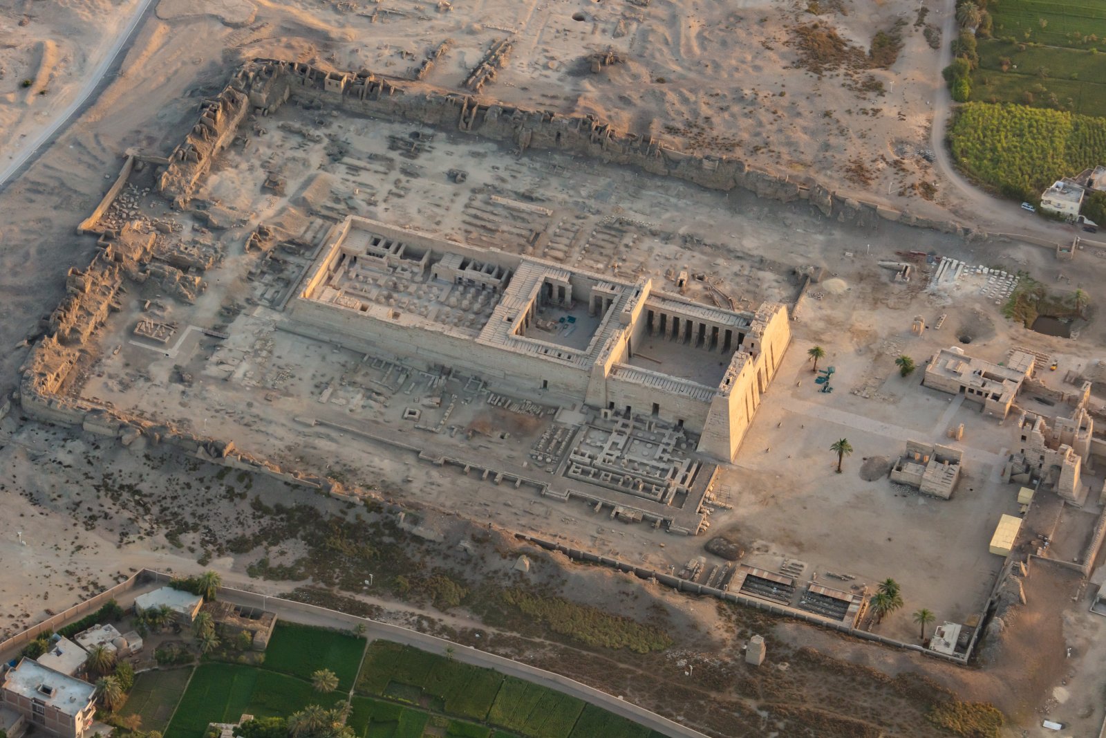 Medinet habu est connu comme le temple mortuaire de Ramsès III - Luxor | Secret World Trip Planner