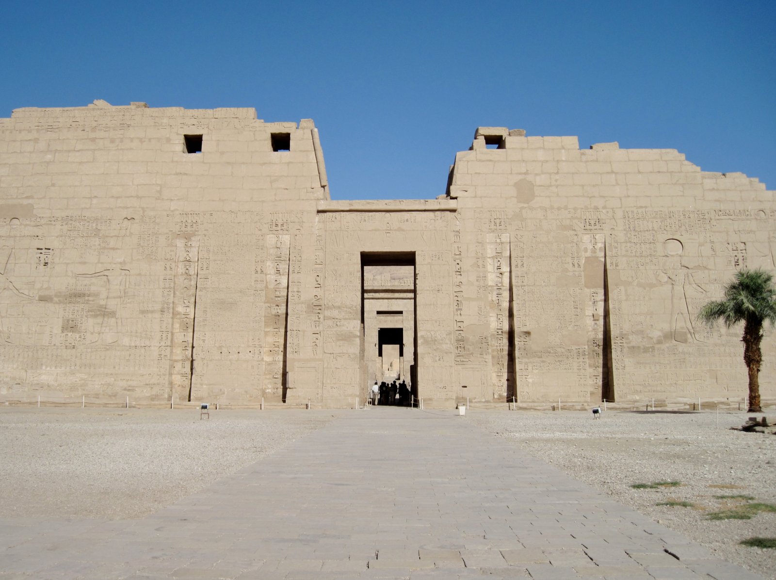 Medinet habu est connu comme le temple mortuaire de Ramsès III - Luxor | Secret World Trip Planner