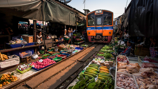 Marché ferroviaire de Maeklong — แม่กลอง