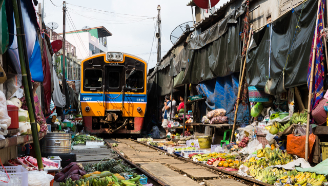 Marché ferroviaire de Maeklong - แม่กลอง | Secret World Trip Planner