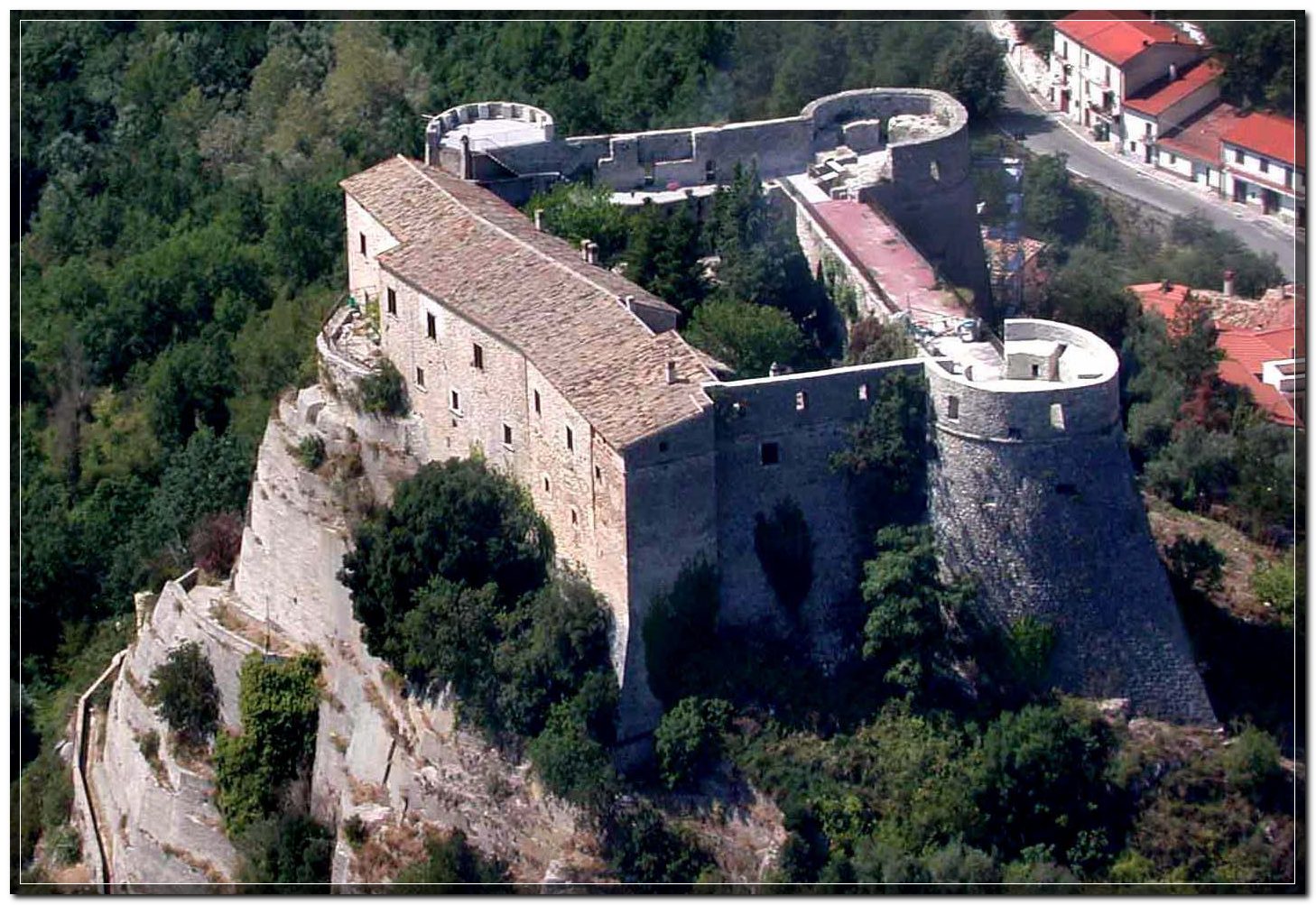 Dvorac Pandone - Cerro al Volturno IS | Secret World Trip Planner