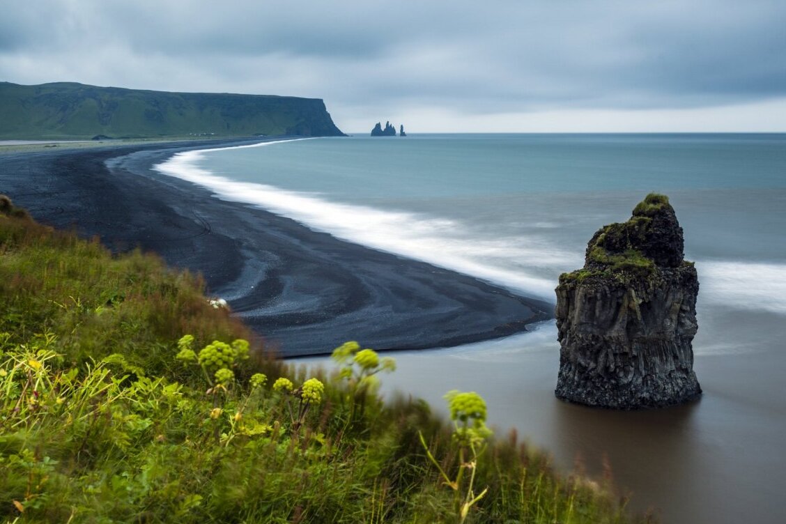 La plage de Reynisfjara est la plus célèbre plage de sable noir d'Islande