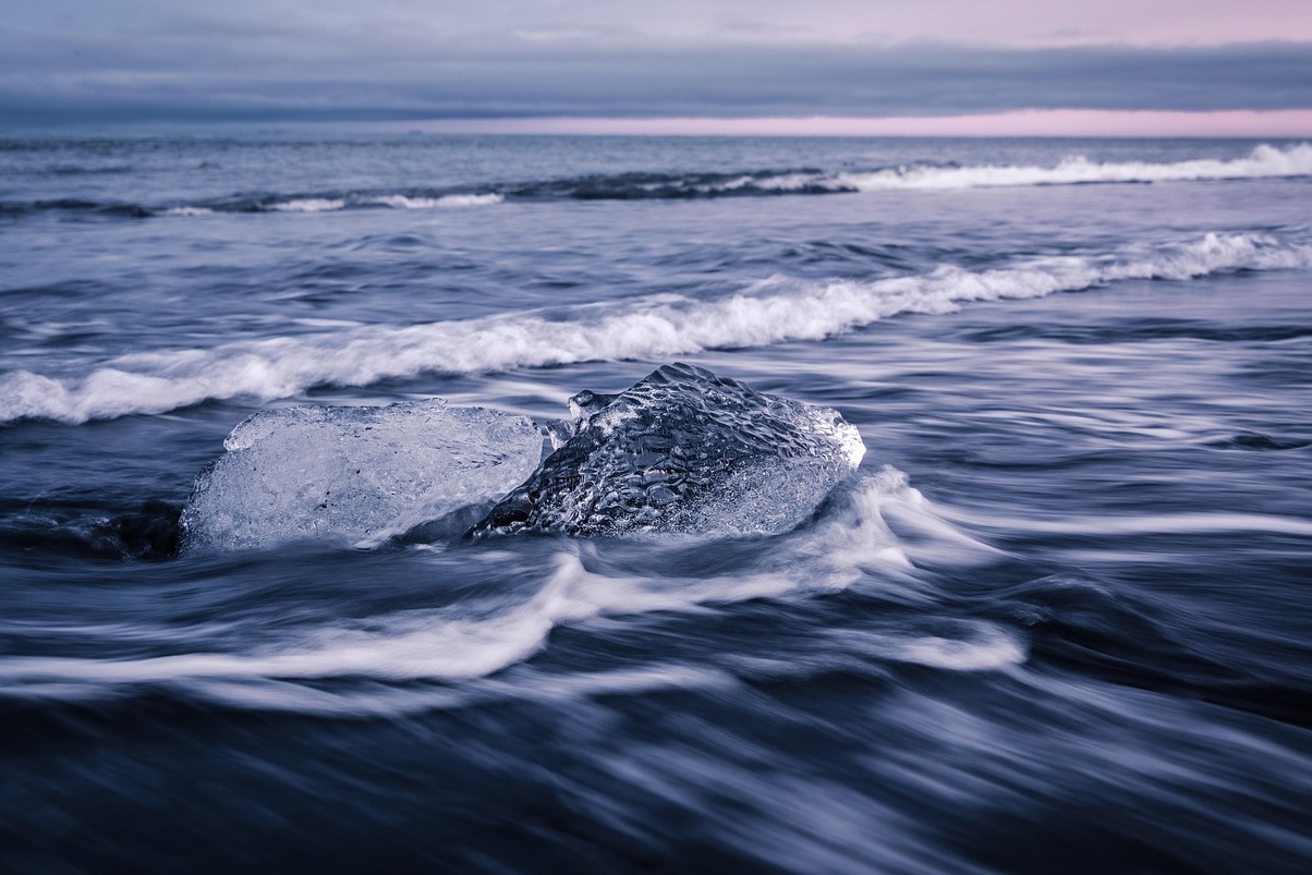 La plage de Reynisfjara est la plus célèbre plage de sable noir d'Islande | Secret World Trip Planner