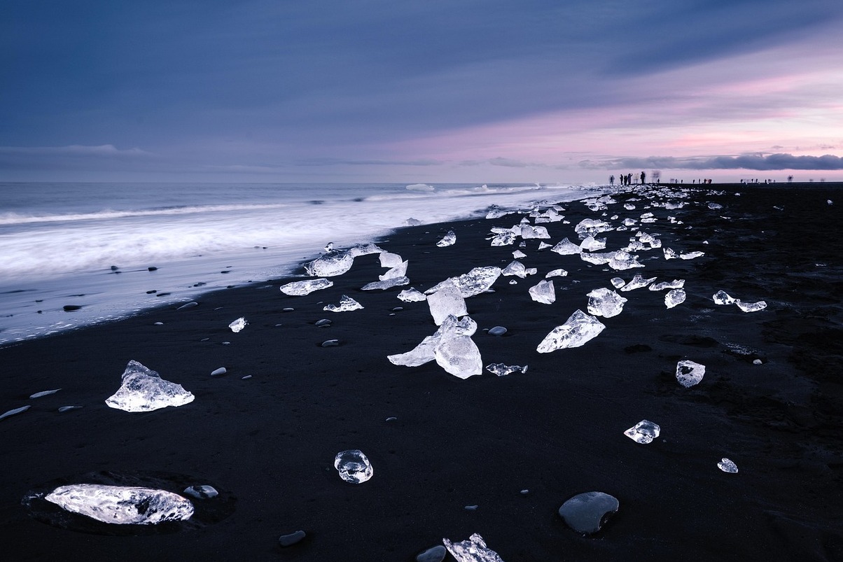La plage de Reynisfjara est la plus célèbre plage de sable noir d'Islande | Secret World Trip Planner