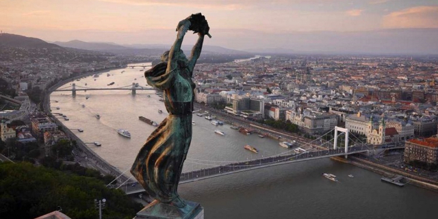 Statue de la Liberté - Budapest | Secret World Trip Planner