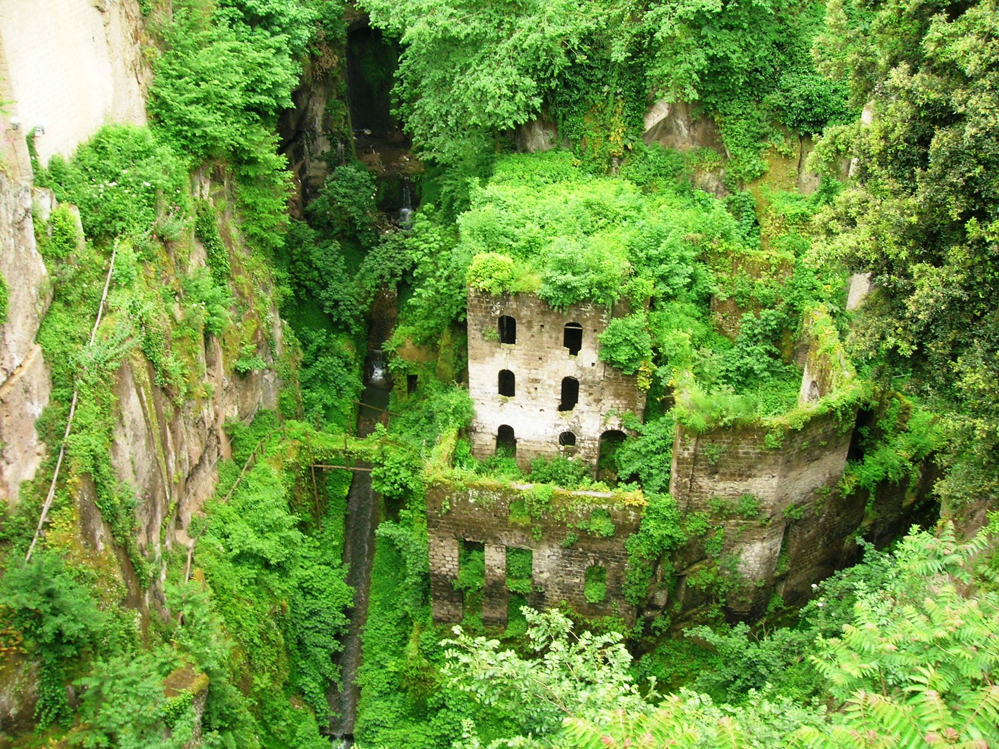 Lugina e hekurishtes dhe mullinjve - Pontone | Secret World Trip Planner