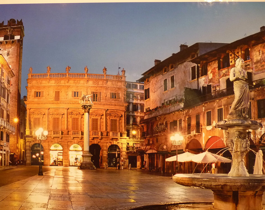 Verona a krásne námestie Piazza Erbe - Verona | Secret World Trip Planner