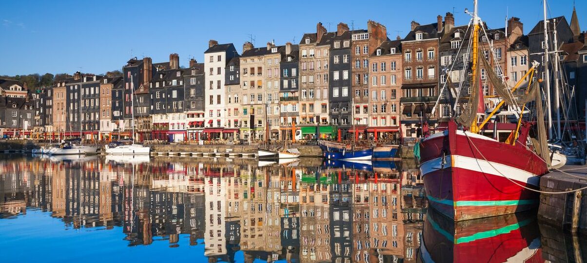 Colourful Honfleur : petite ville historique de Normandie — Honfleur