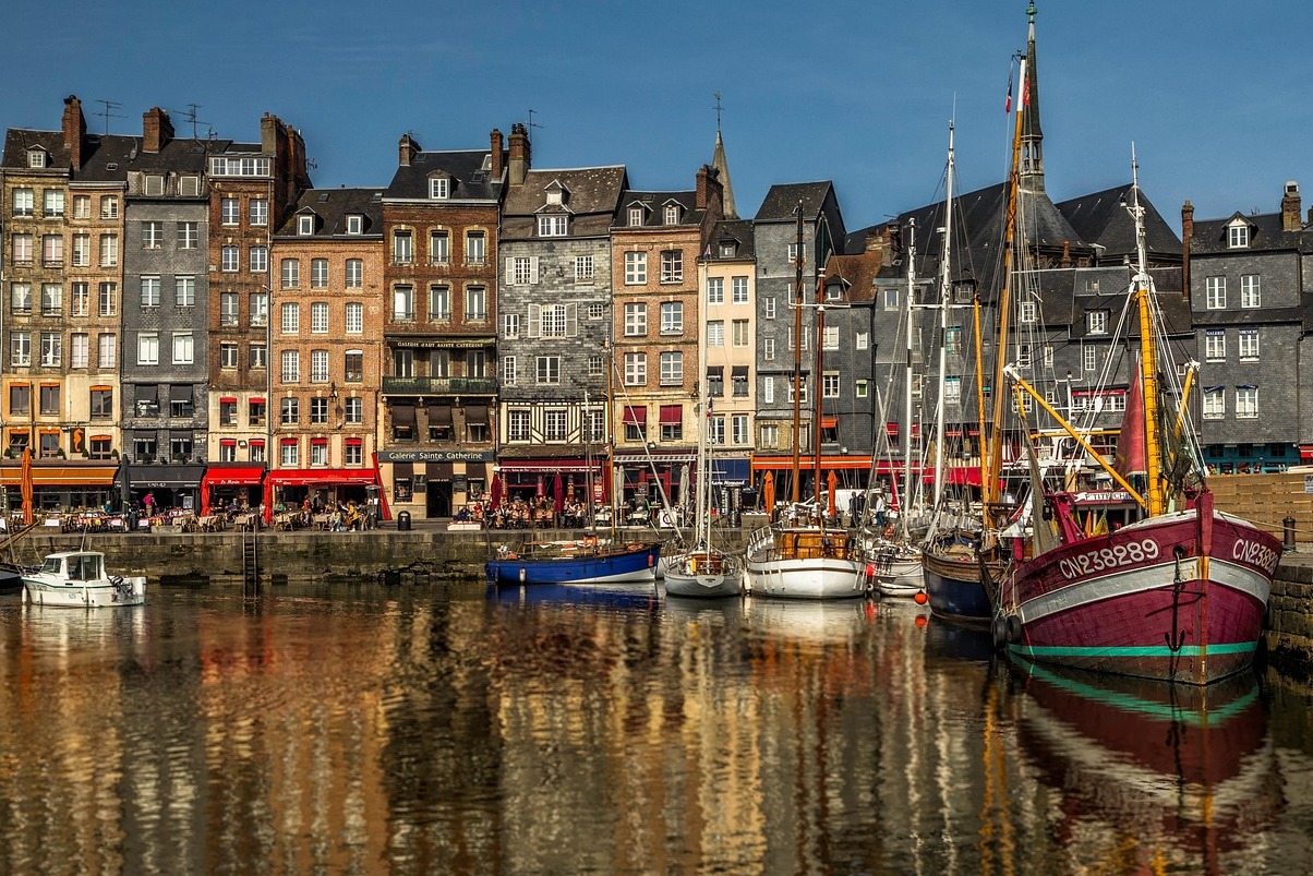 Colourful Honfleur : petite ville historique de Normandie - Honfleur | Secret World Trip Planner