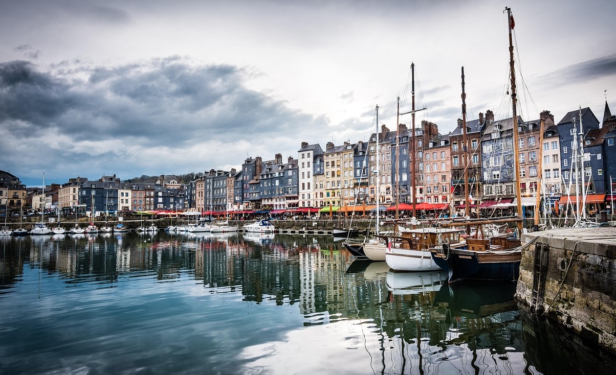 Colourful Honfleur : petite ville historique de Normandie - Honfleur | Secret World Trip Planner