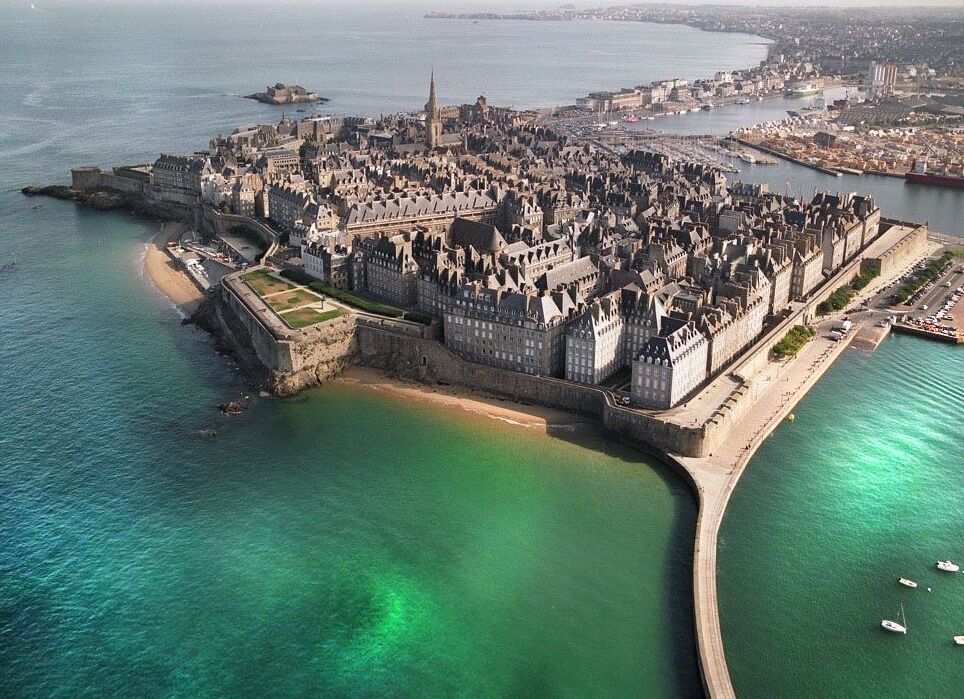 Saint-Malo, une ville portuaire fortifiée sur la Manche — Saint-Malo