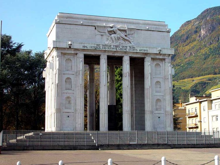 Bolzano : le monument de la Victoire sur la place Victoria - Bolzano | Secret World Trip Planner