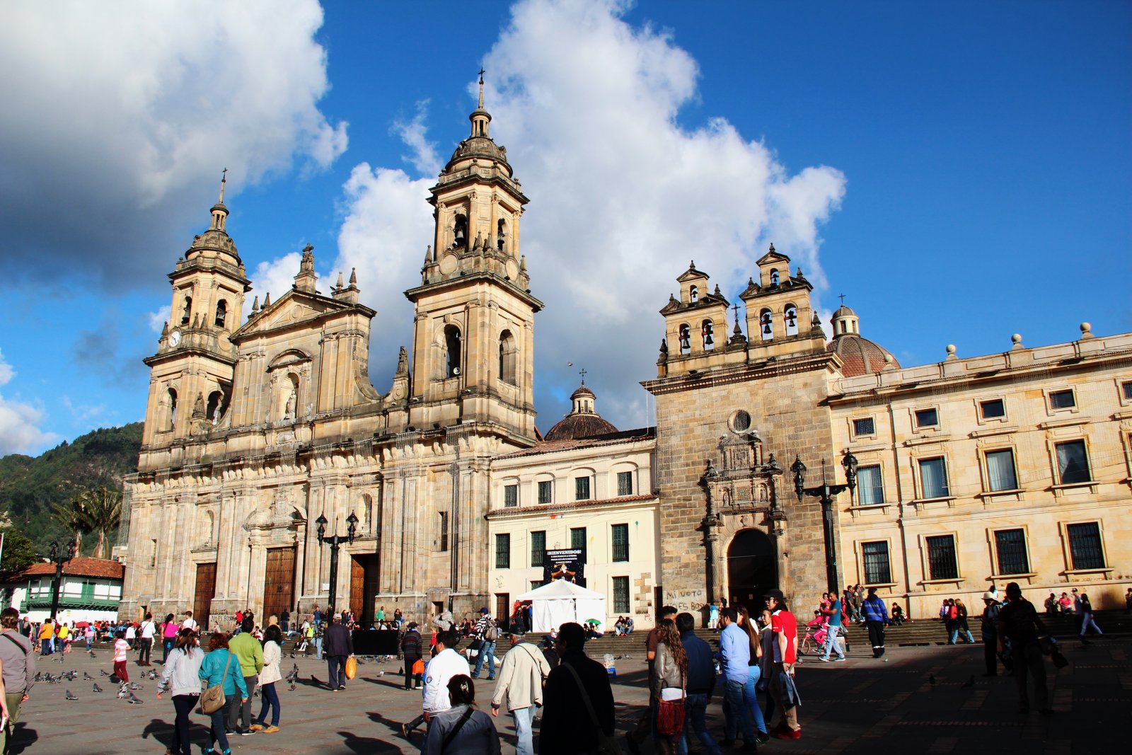 Cathédrale des primates sur la place Bolivar - Bogotá | Secret World Trip Planner