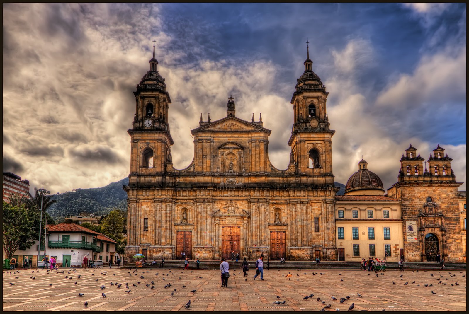 Cathédrale des primates sur la place Bolivar - Bogotá | Secret World Trip Planner