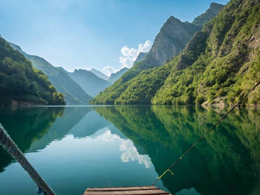 L'Albanie : Les Montagnes Accusées sont un endroit secret en Europe. — Komani Lake
