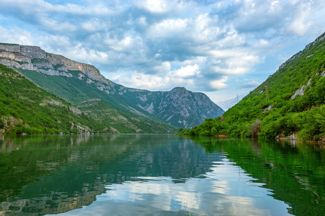 L'Albanie : Les Montagnes Accusées sont un endroit secret en Europe. - Komani Lake | Secret World Trip Planner