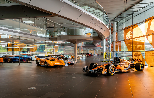 Centro tecnologico McLaren: Una mecca per gli appassionati di sport motoristici - McLaren Technology Centre | Secret World Trip Planner
