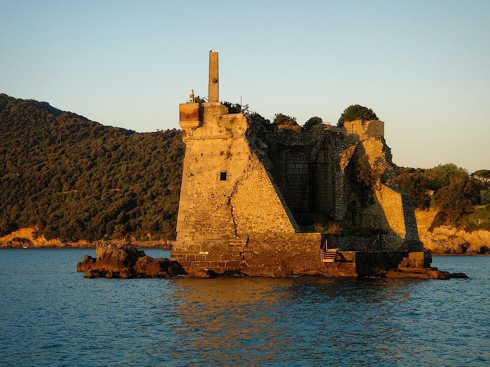 Palmaria et la tour Scola solitaire - Torre Scola | Secret World Trip Planner