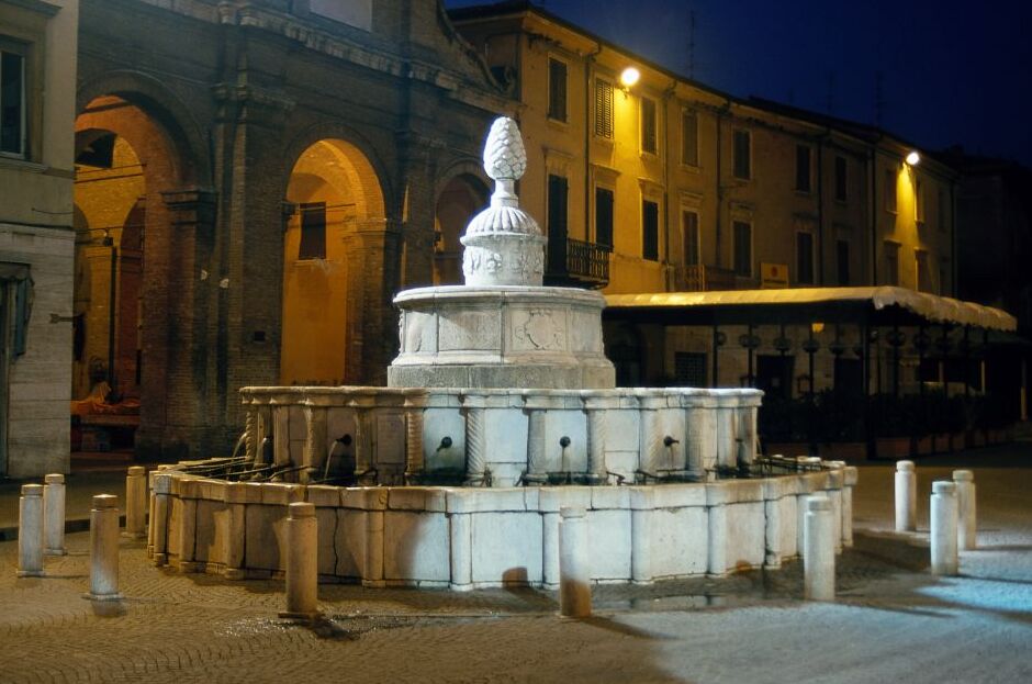 Fuente de la piña - Rimini | Secret World Trip Planner